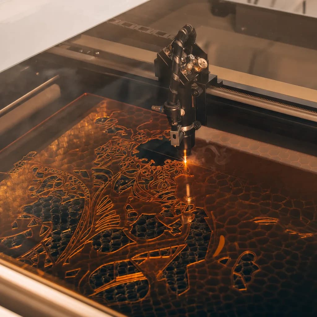 Máquina de corte a laser CO2 cortando acrílico